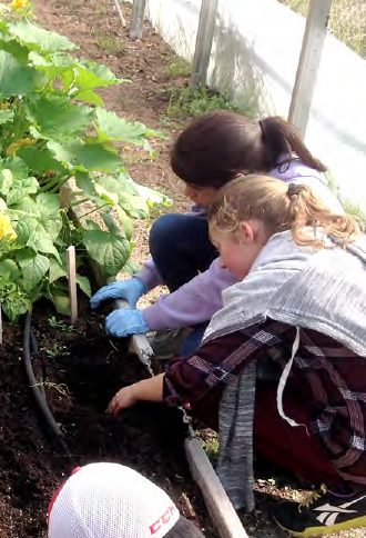 Fillettes jardinage serre