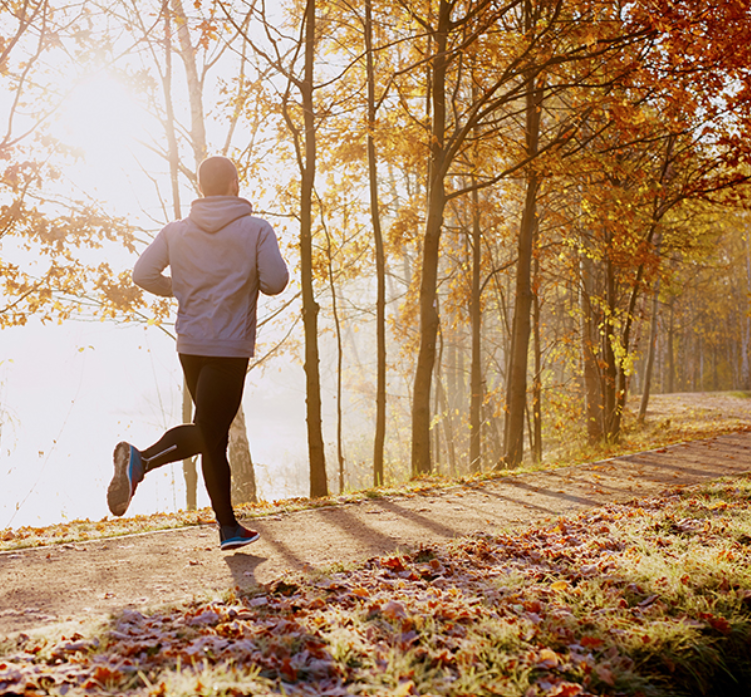 Homme course foret