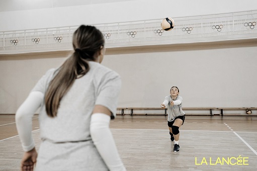Lalancee groupe de femmes pratiquant le yoga a lexterieur